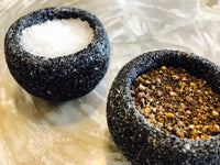 "Merabi " - fyrfadsstage - salt og peber sæt - lava sten - 6 x 5 cm